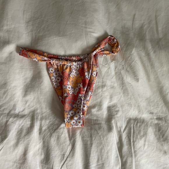 Skatie X Amber Fillerup Clark Bobbi Bottom Holland - Picture 3 of 4